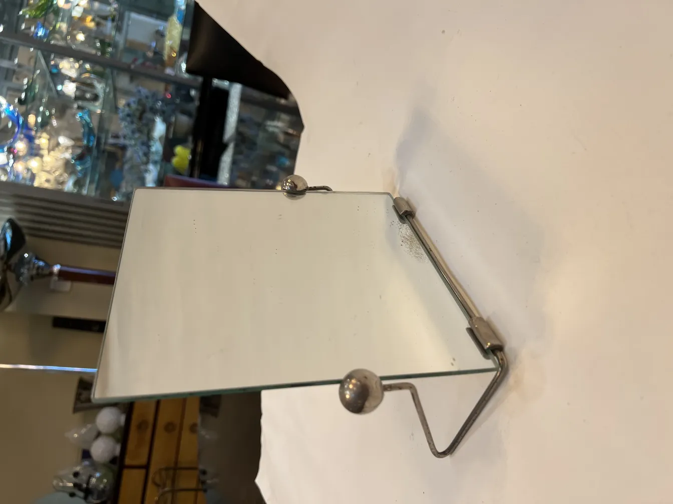 기반에 아르누보 스타일 세부 사항이 있는 고전 거울