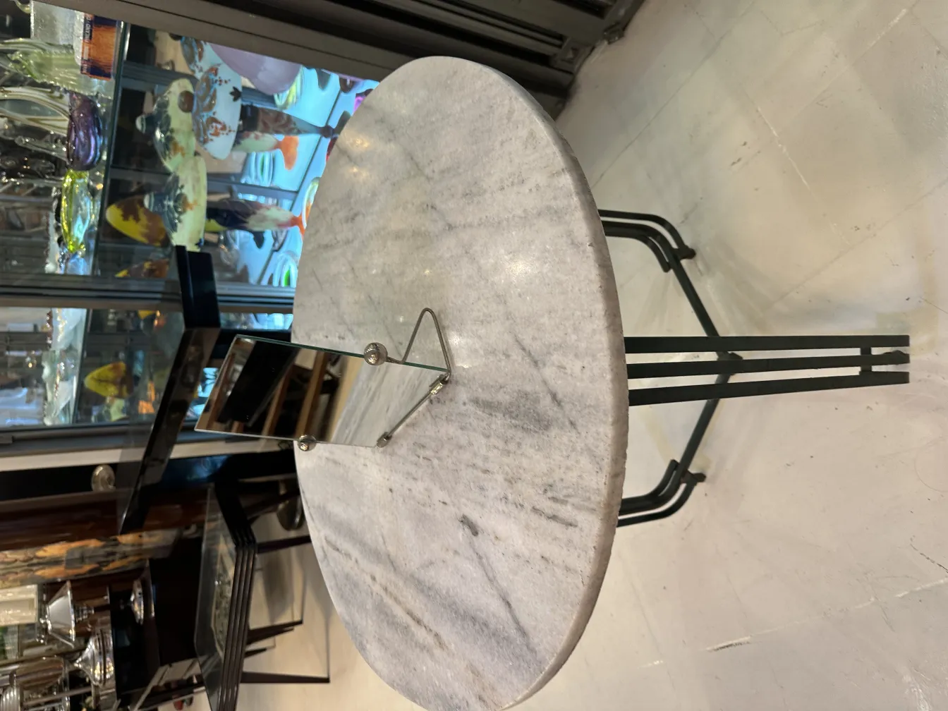 specchio antico su supporto elegante con dettagli intricati