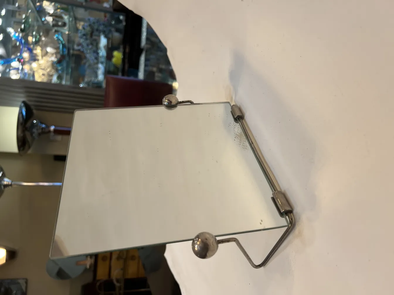 Miroir ancien avec support de style Art Nouveau.