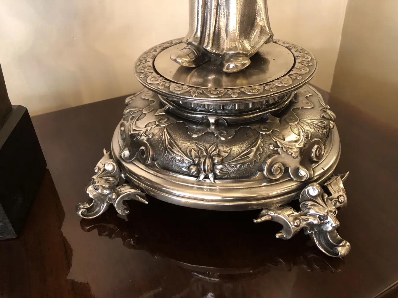 espelho antigo com suporte decorativo, estilo Art Nouveau, detalhes ornamentais