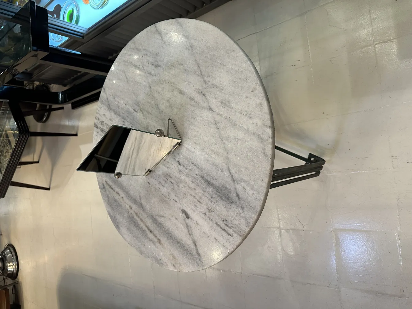 espejo antiguo con soporte de estilo Art Nouveau sobre mesa