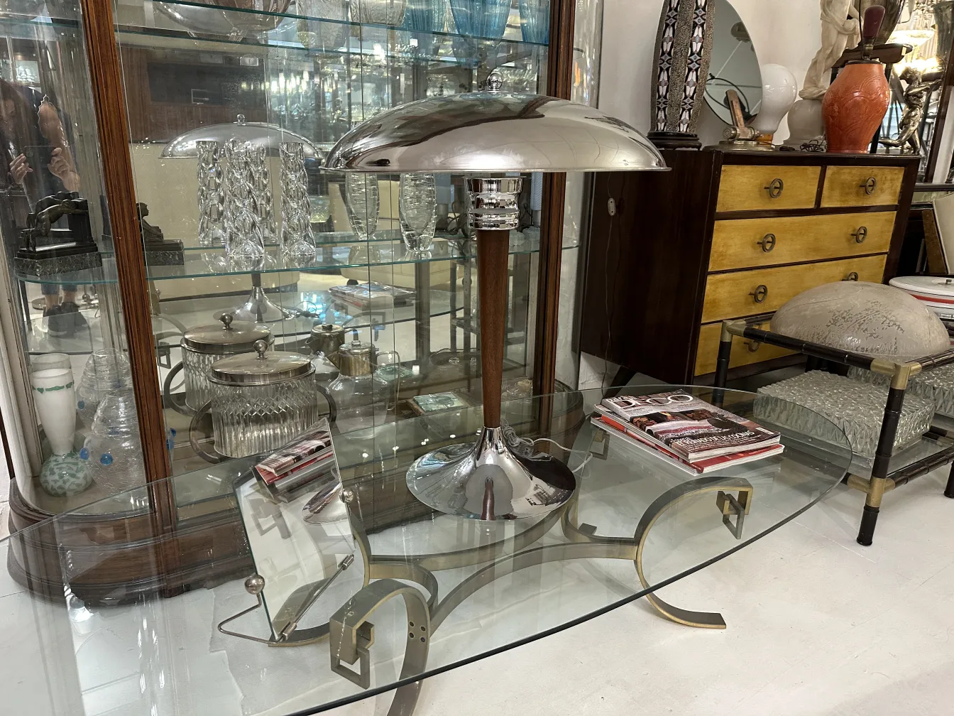 espelho antigo em ambiente vintage, lâmpada e objetos de vidro