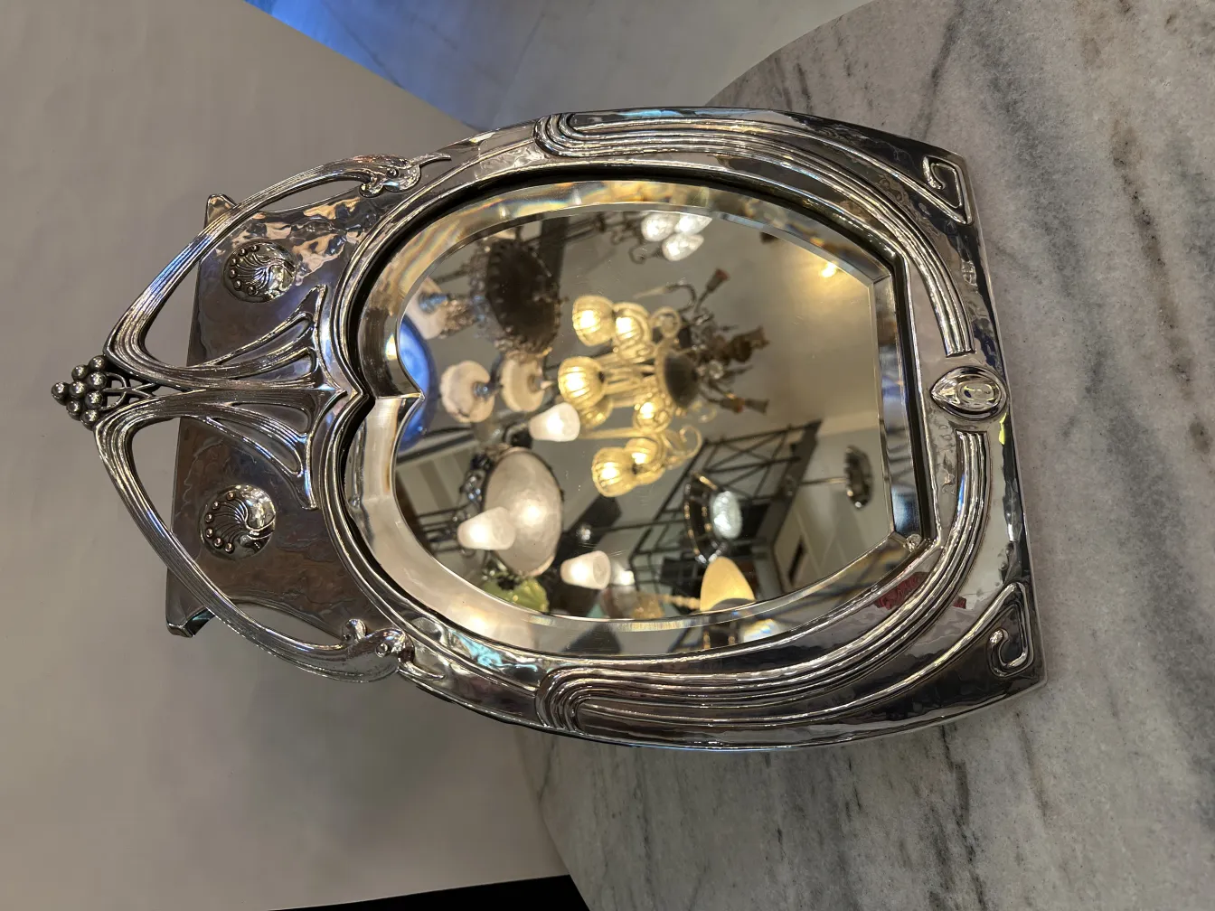 우아한 배경의 아르누보 디자인 올드 미러