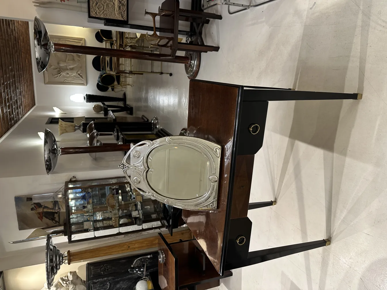 specchio antico con dettagli decorativi in un ambiente elegante