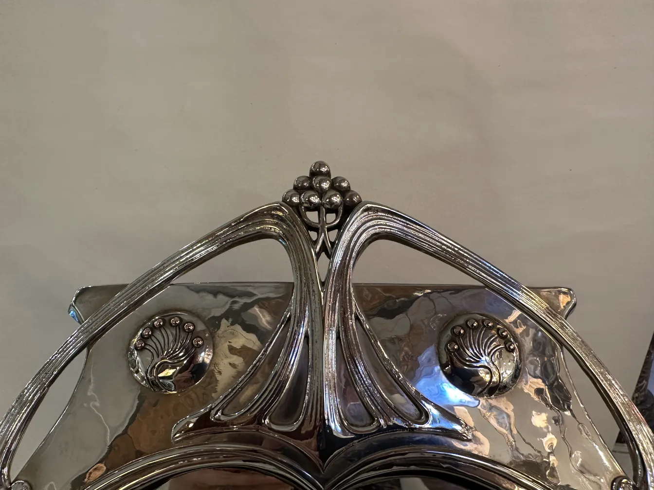 Espelho antigo de estilo Art Nouveau com detalhes decorativos