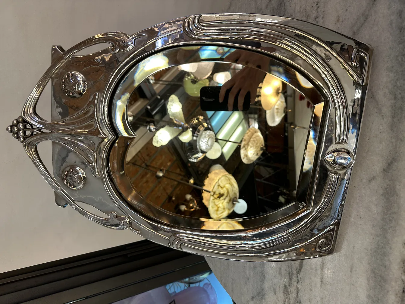 装飾的なフレームの古い鏡