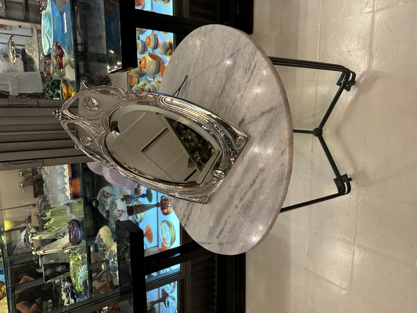 Specchio decorativo antico con cornice elaborata, stile Art Nouveau.