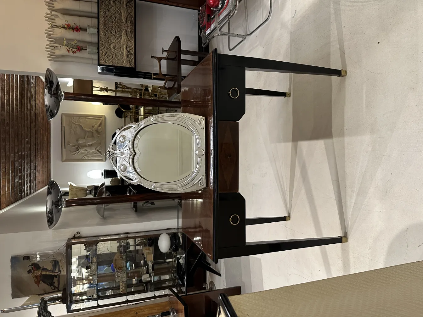 Espelho antigo com design art nouveau em um ambiente elegante.