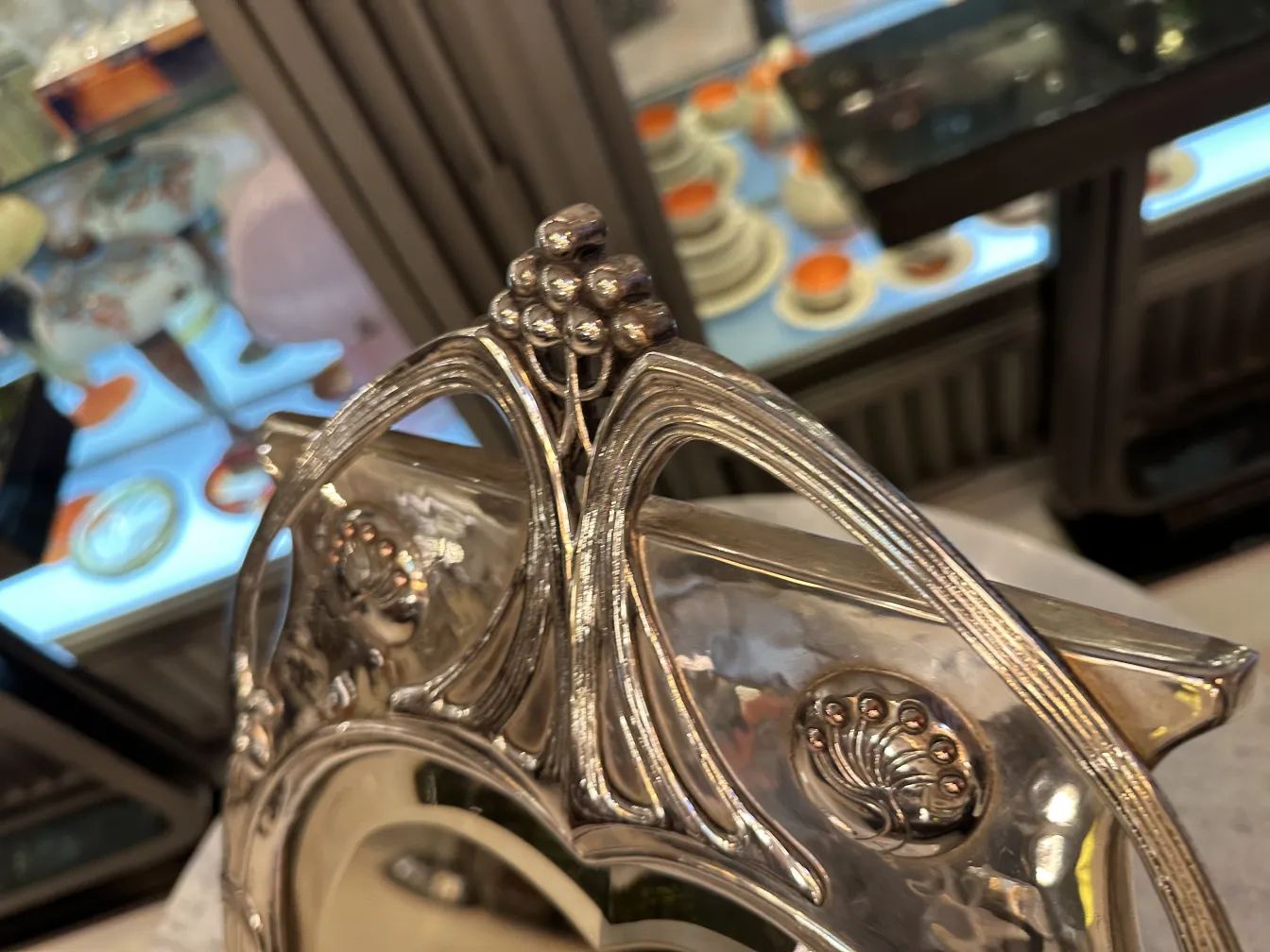 miroir antique avec motif élaboré et style art nouveau
