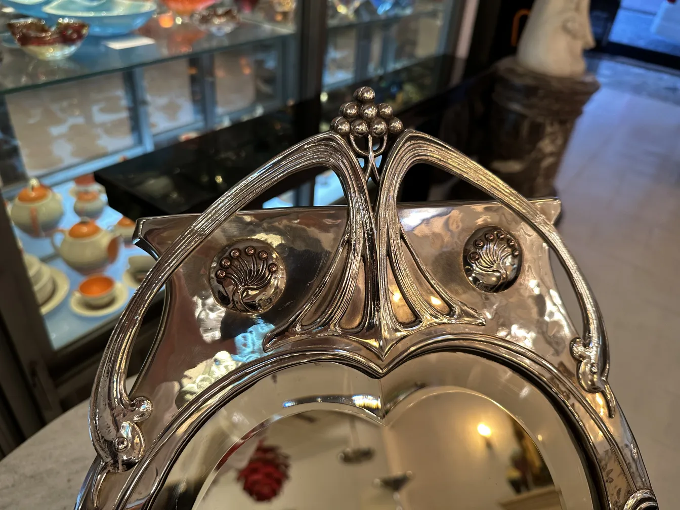 specchio antico con dettagli art nouveau, stile decorativo