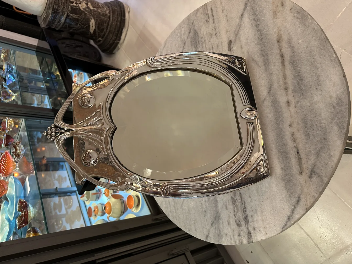 espejo antiguo con un marco ornamentado y detalles