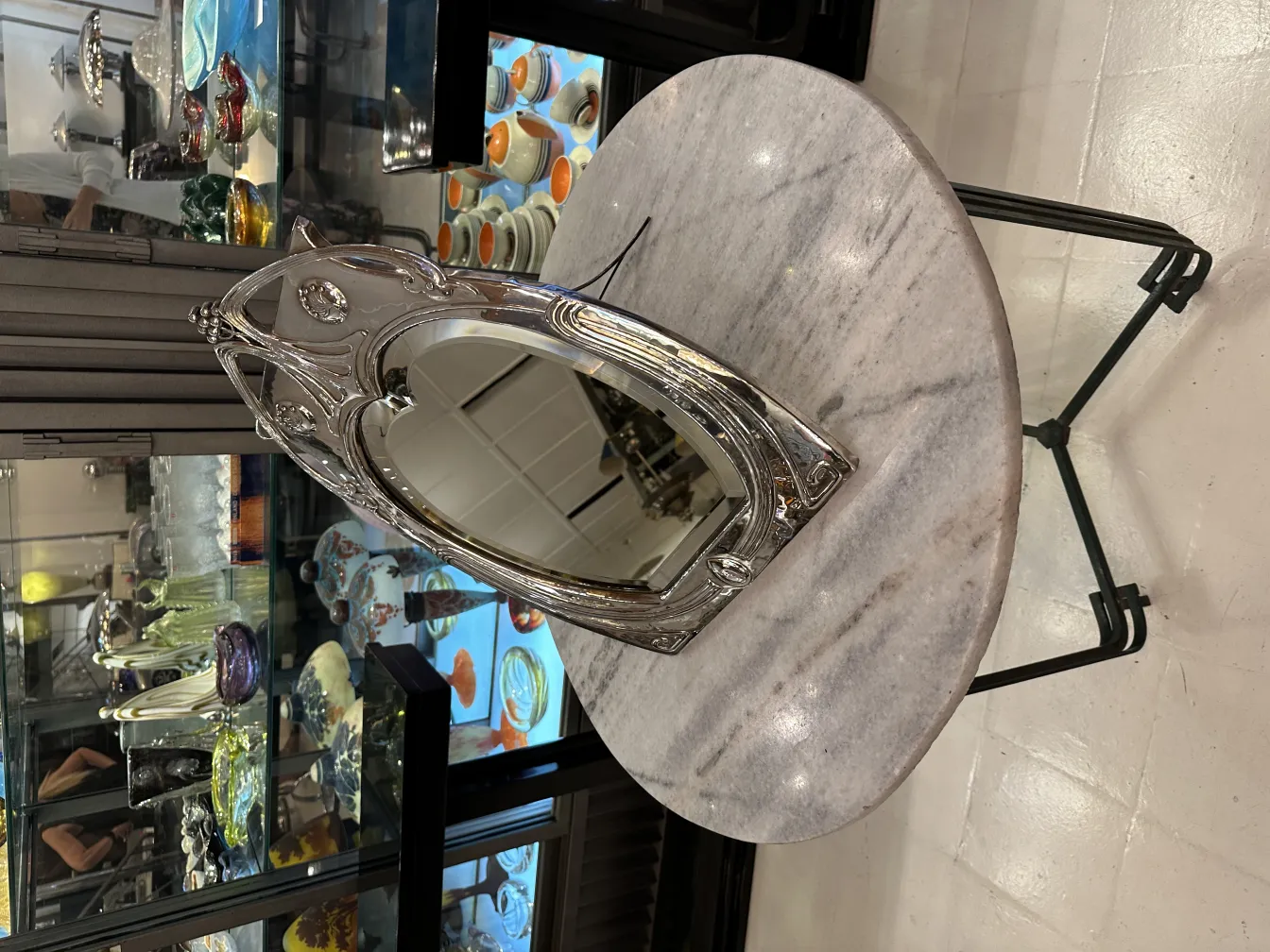 espejo antigo decorativo com detalhes art nouveau, em um ambiente elegante