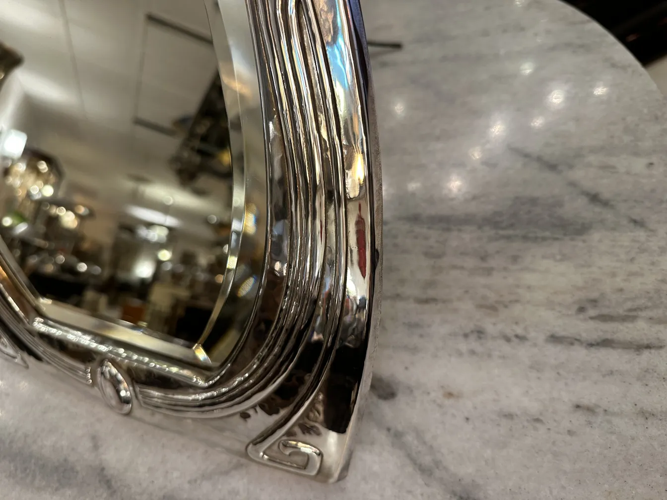 古董艺术新颖镜子的侧面，装饰细节优雅的环境中。