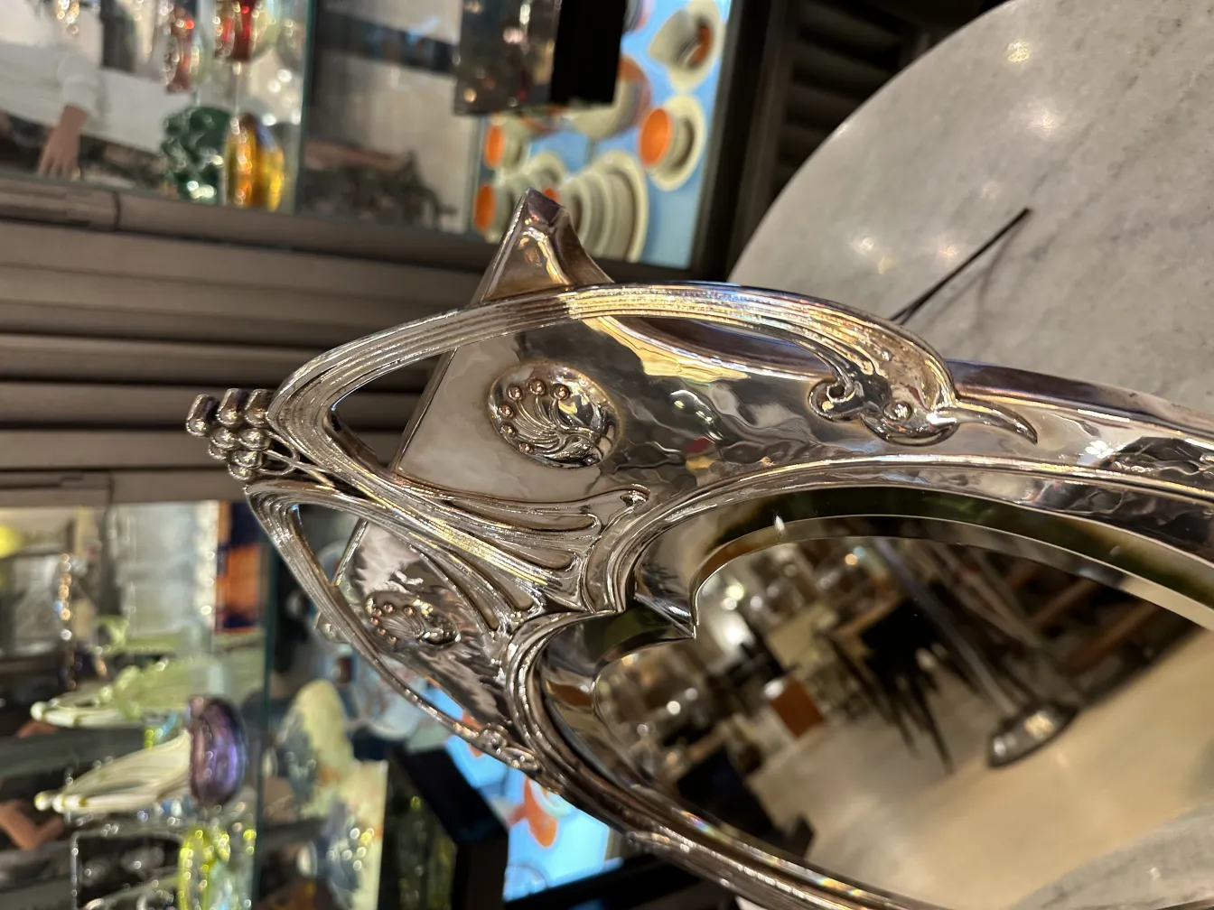 antikes Spiegel mit Art Nouveau-Dekorationen und Reflexionen