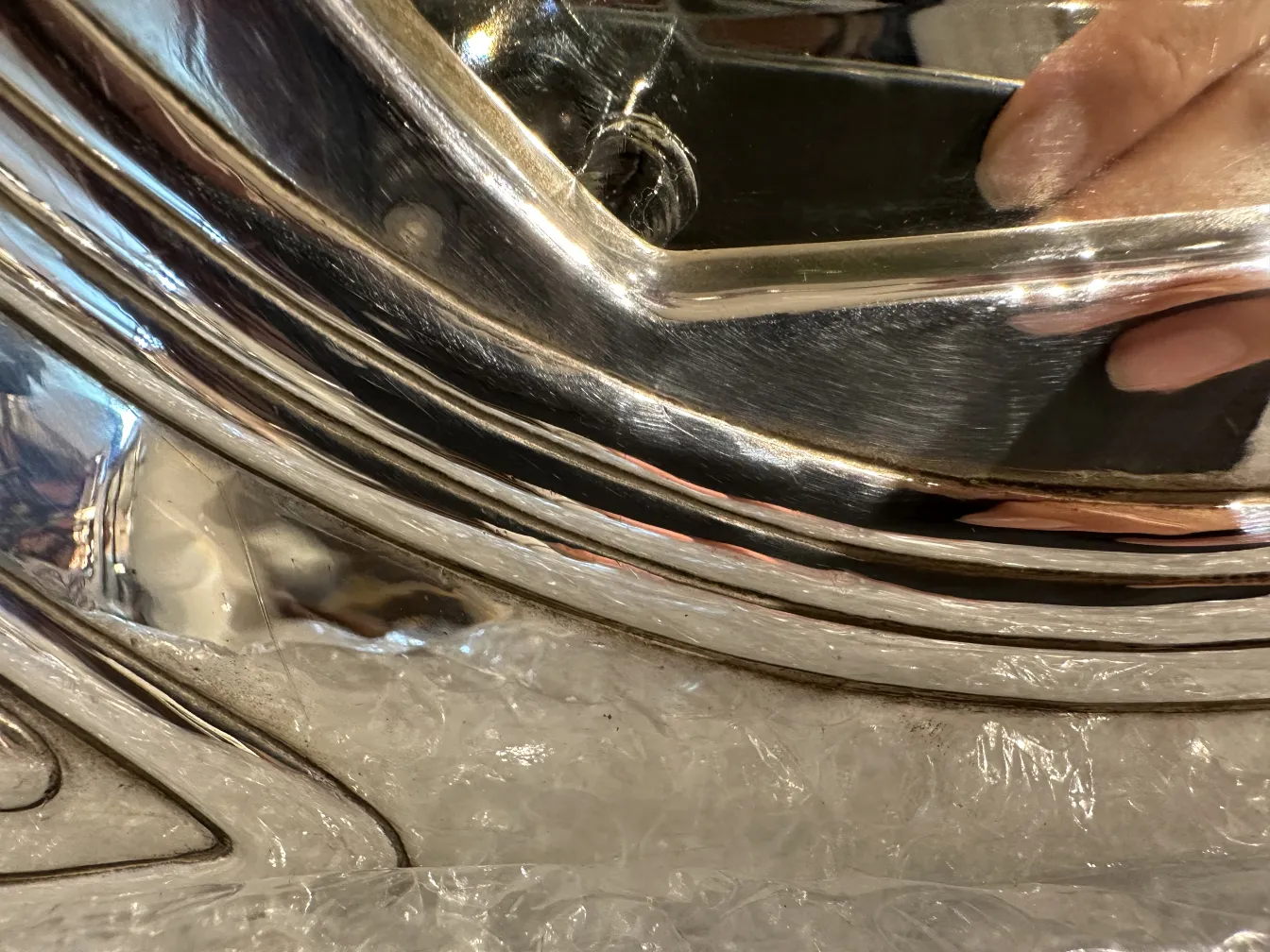 Miroir ancien avec des détails art nouveau et des reflets