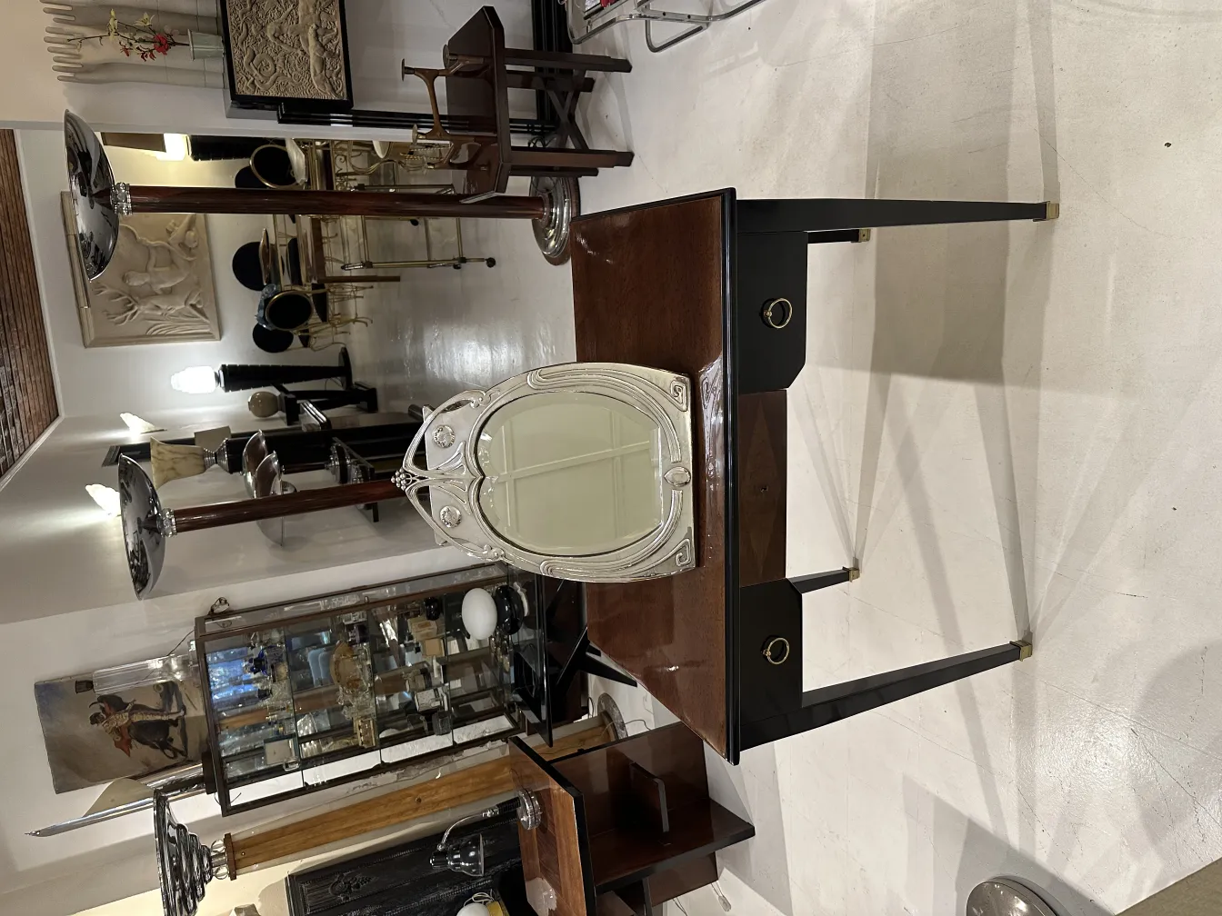 espejo antiguo con detalles elegantes, fondo decorativo