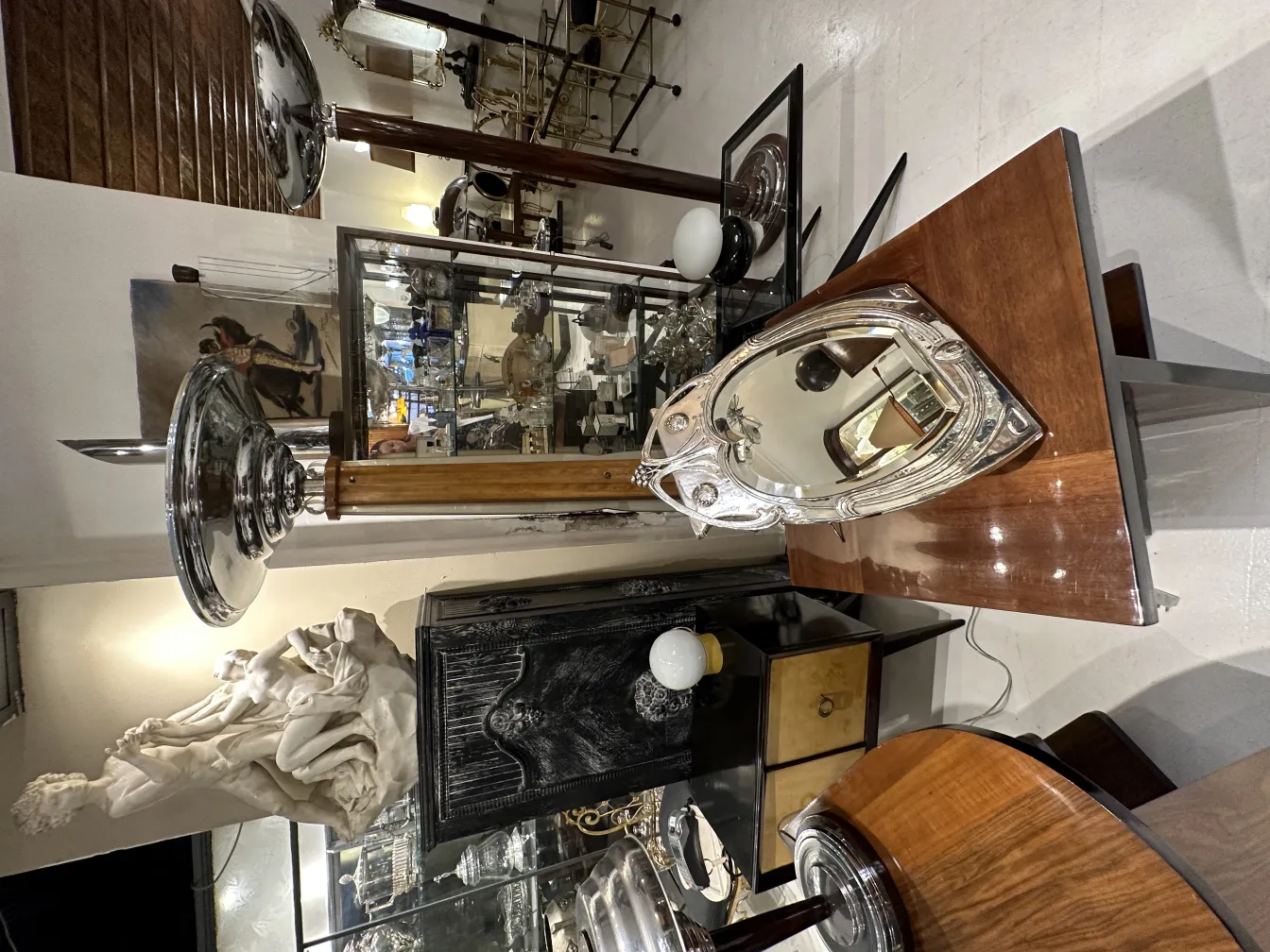 specchio antico con design Art Nouveau, decorato e lucido