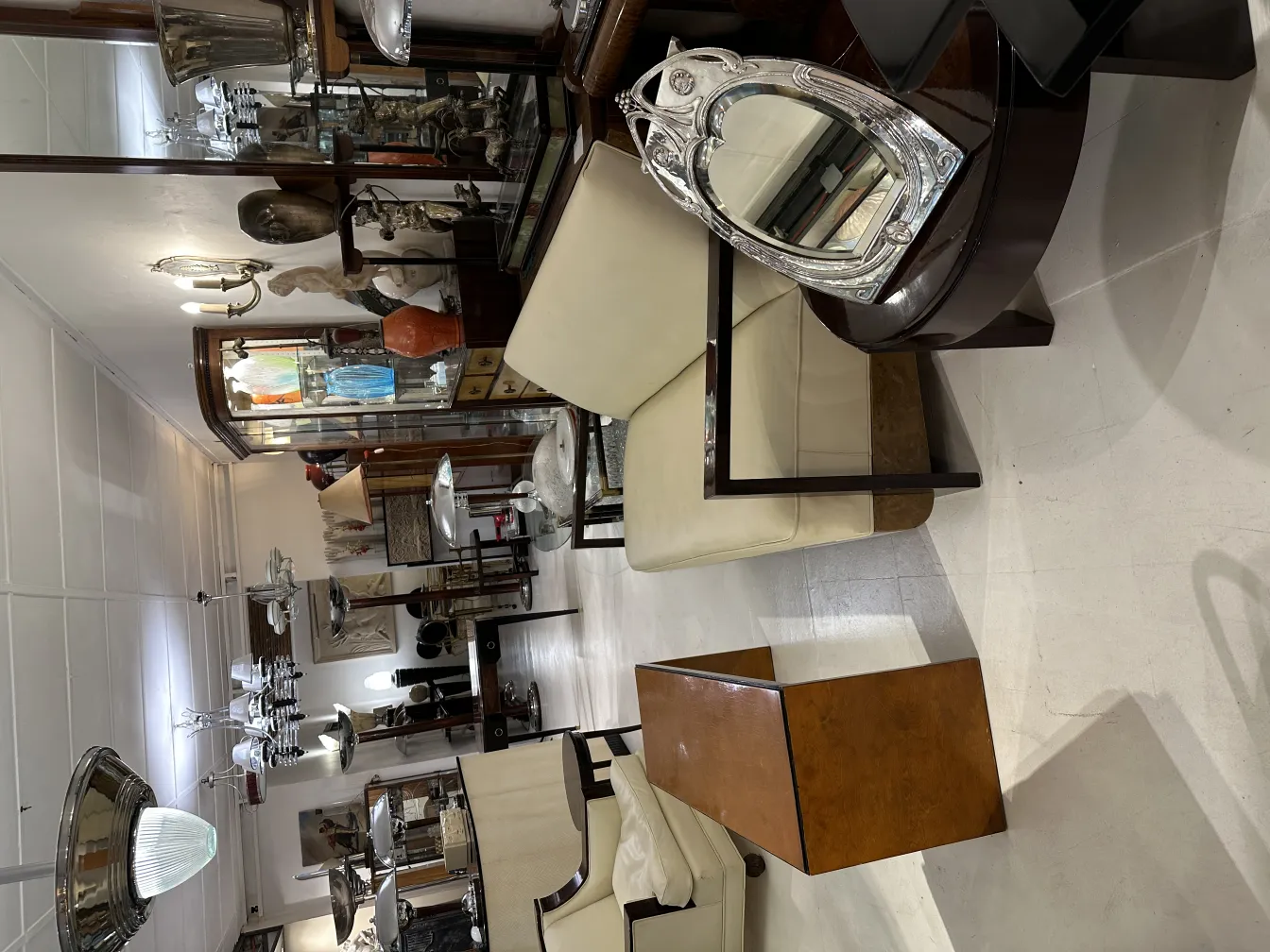 specchio antico con bordo decorativo in un ambiente vintage