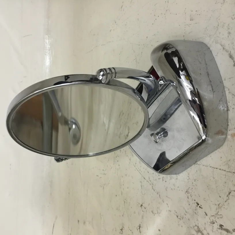 古董镜子安装在光亮的底座上