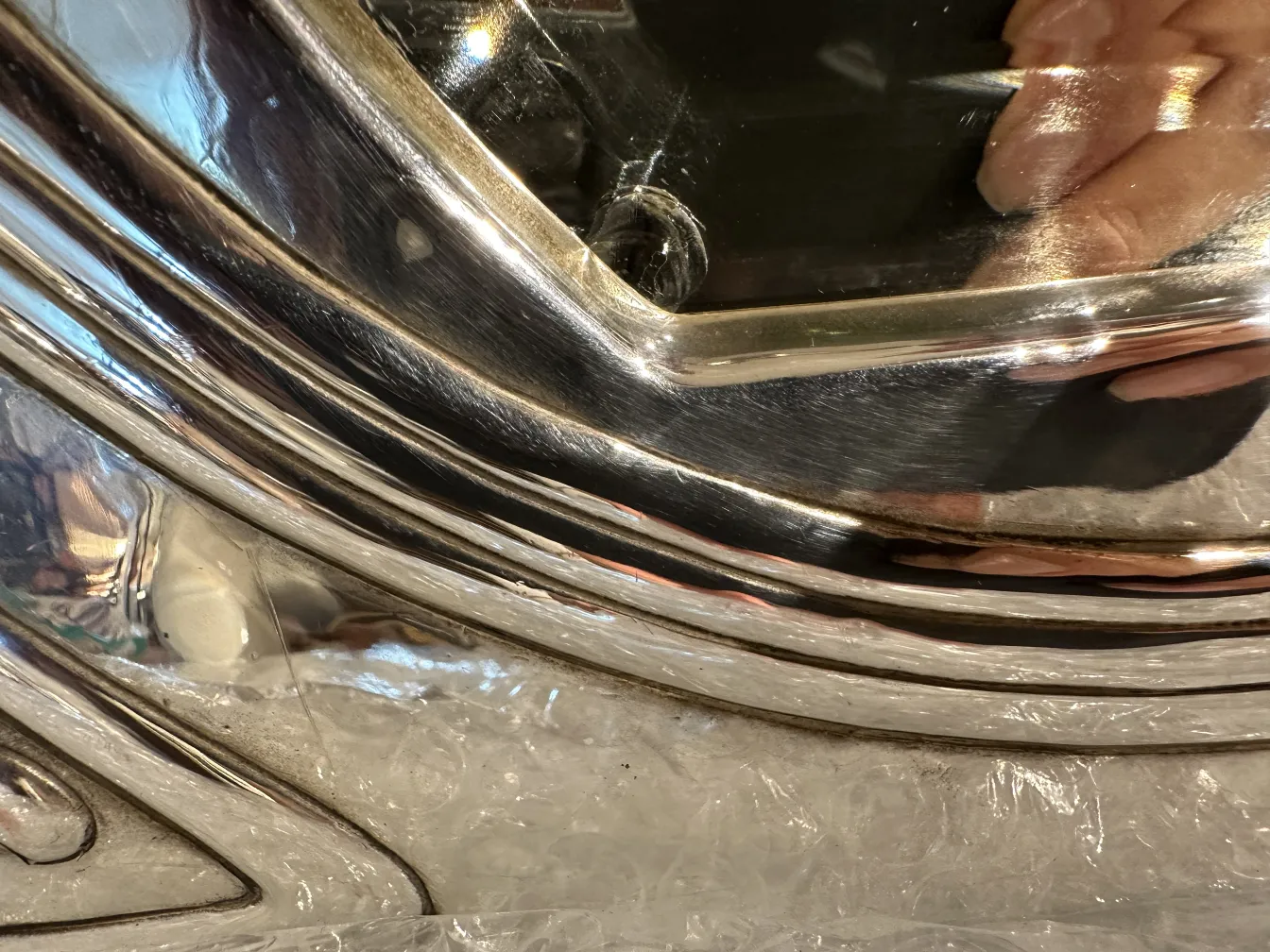 Antikes Spiegel mit geschmücktem Rahmen im Art-Nouveau-Stil.