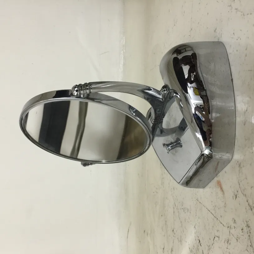 مرآة عتيقة مع قاعدة أنيقة.