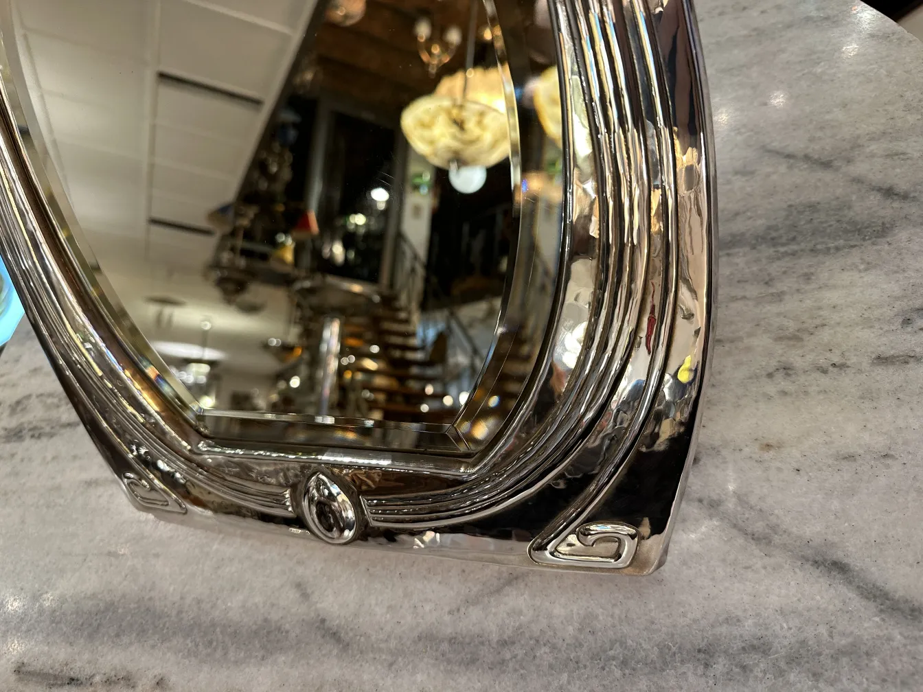 specchio antico con cornice decorativa in un ambiente elegante