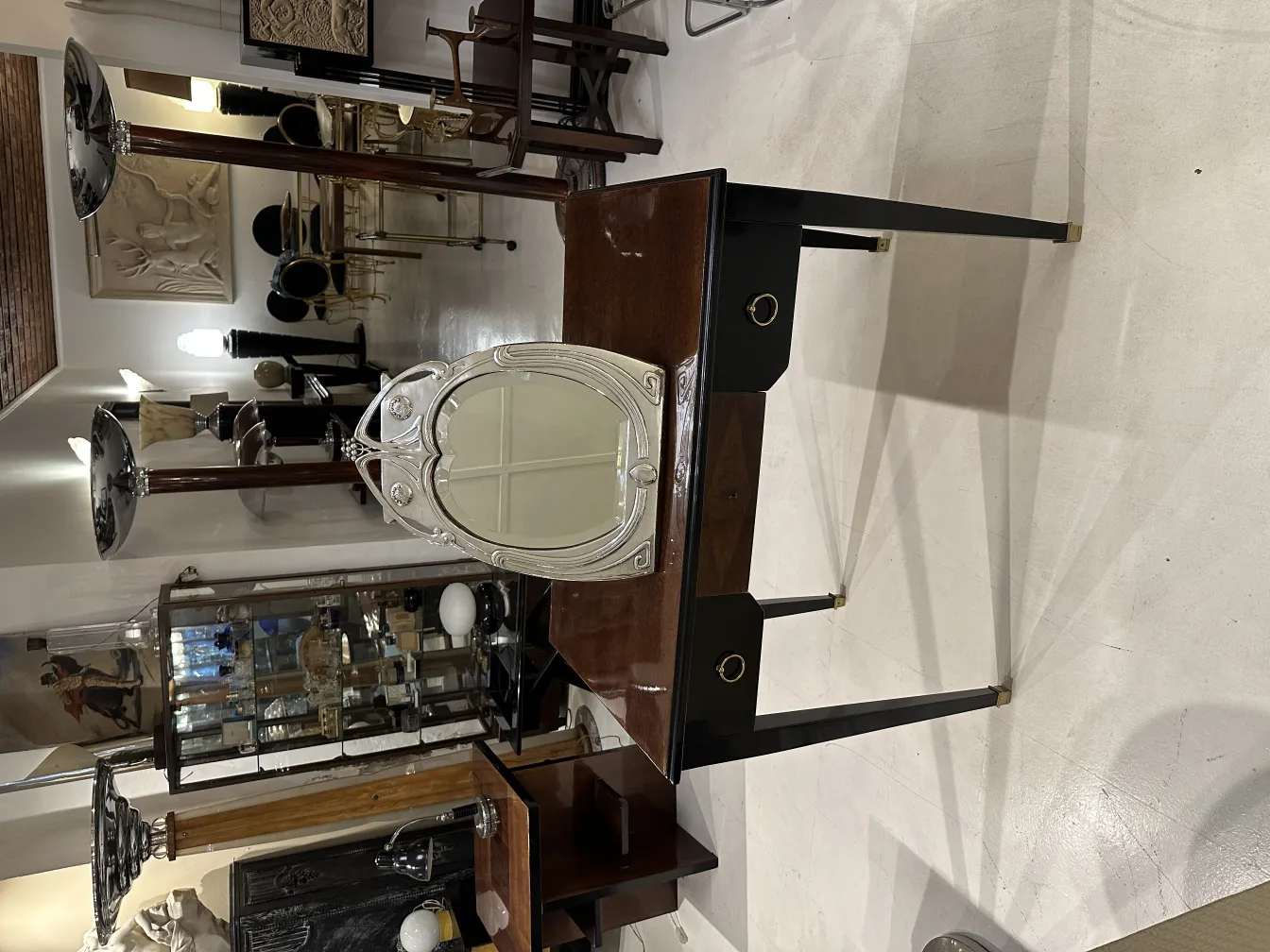 miroir antique avec des détails art nouveau et un cadre élégant, orné