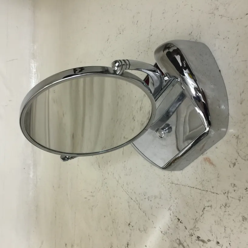 miroir ancien avec base ronde brillante sur un fond clair