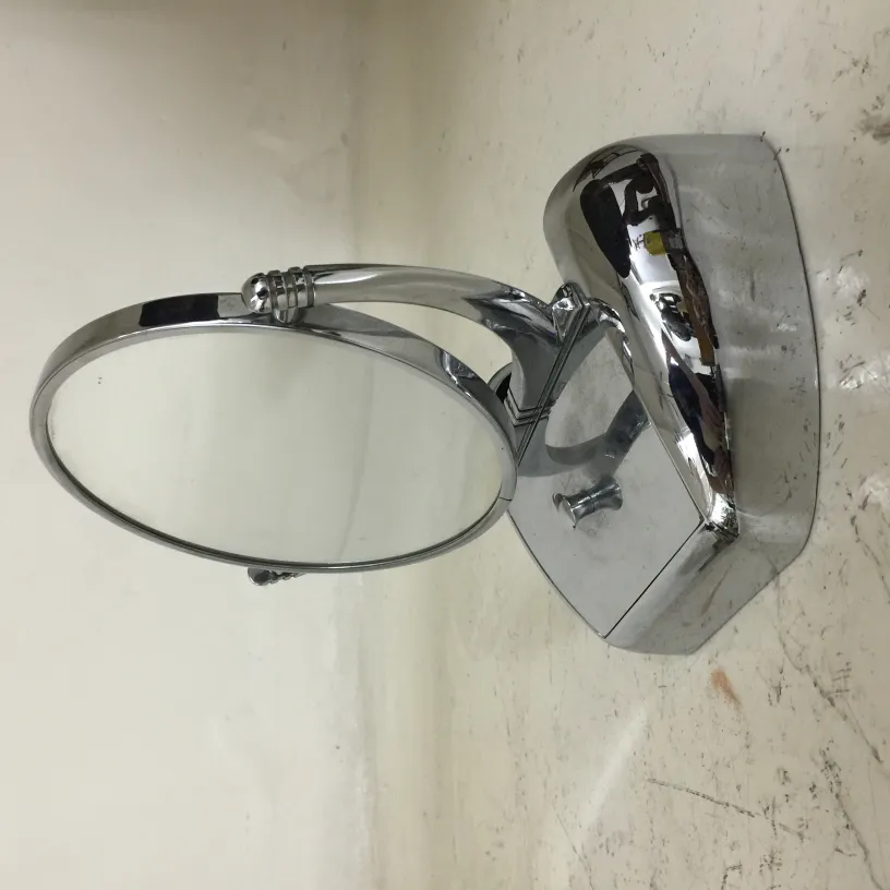 Miroir ancien avec cadre élégant et design classique.