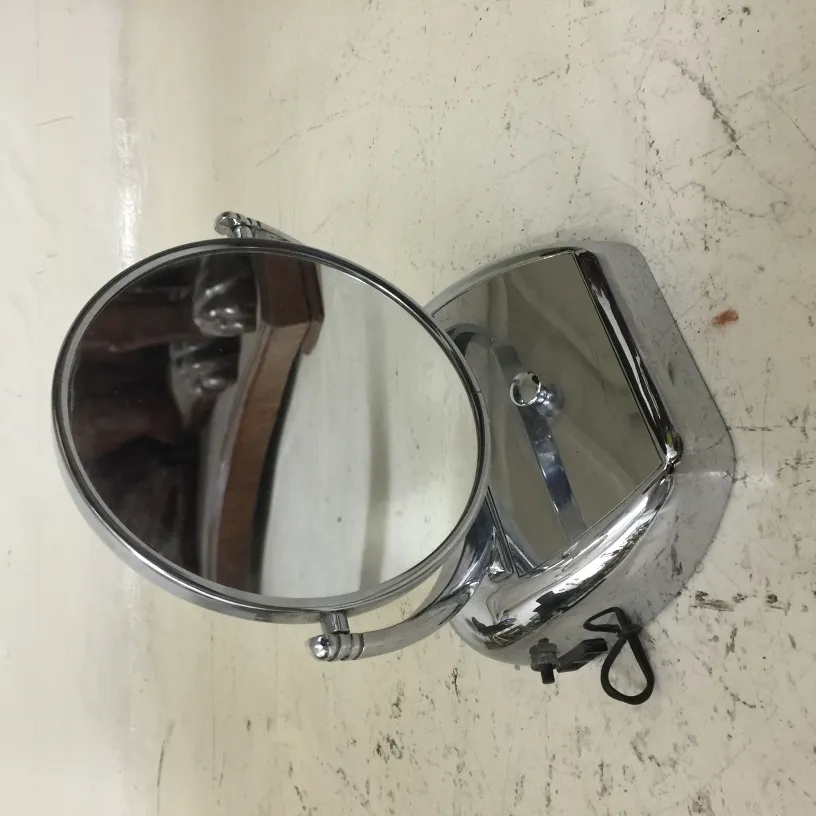 specchio antico su sfondo chiaro, stile Art Nouveau