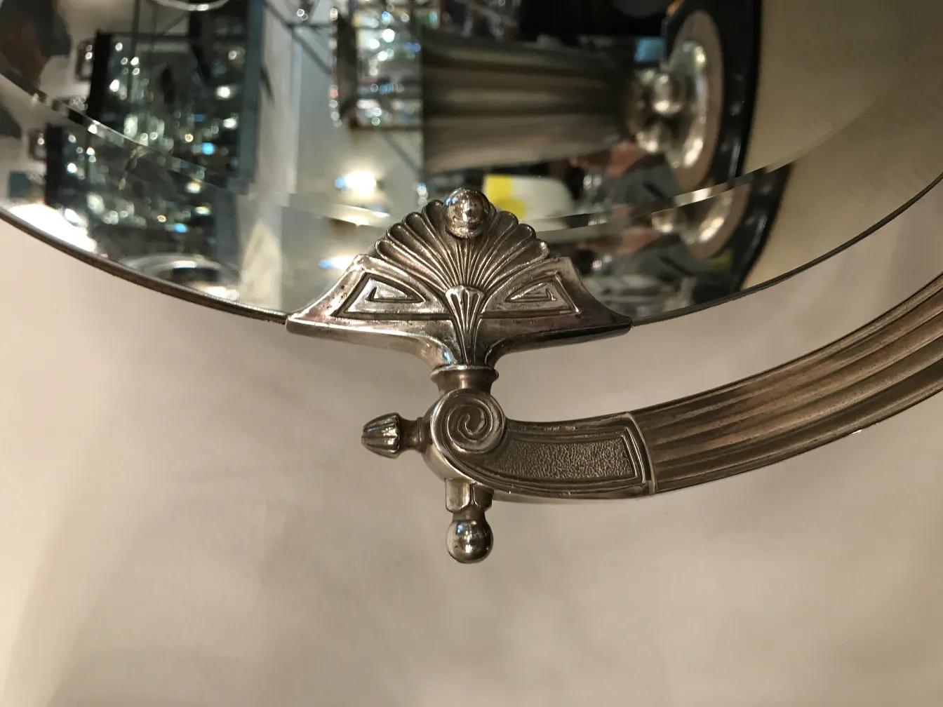 specchio antico con dettagli decorativi eleganti