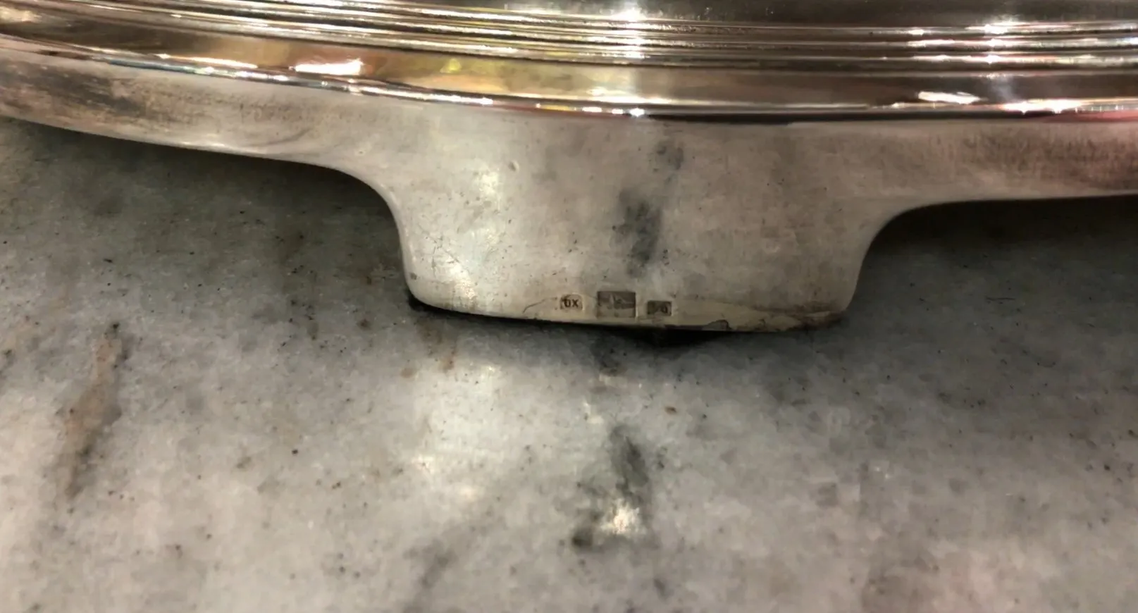 Antikes Kosmetikspiegel mit ornamentalen Details, elegant und klassisch.