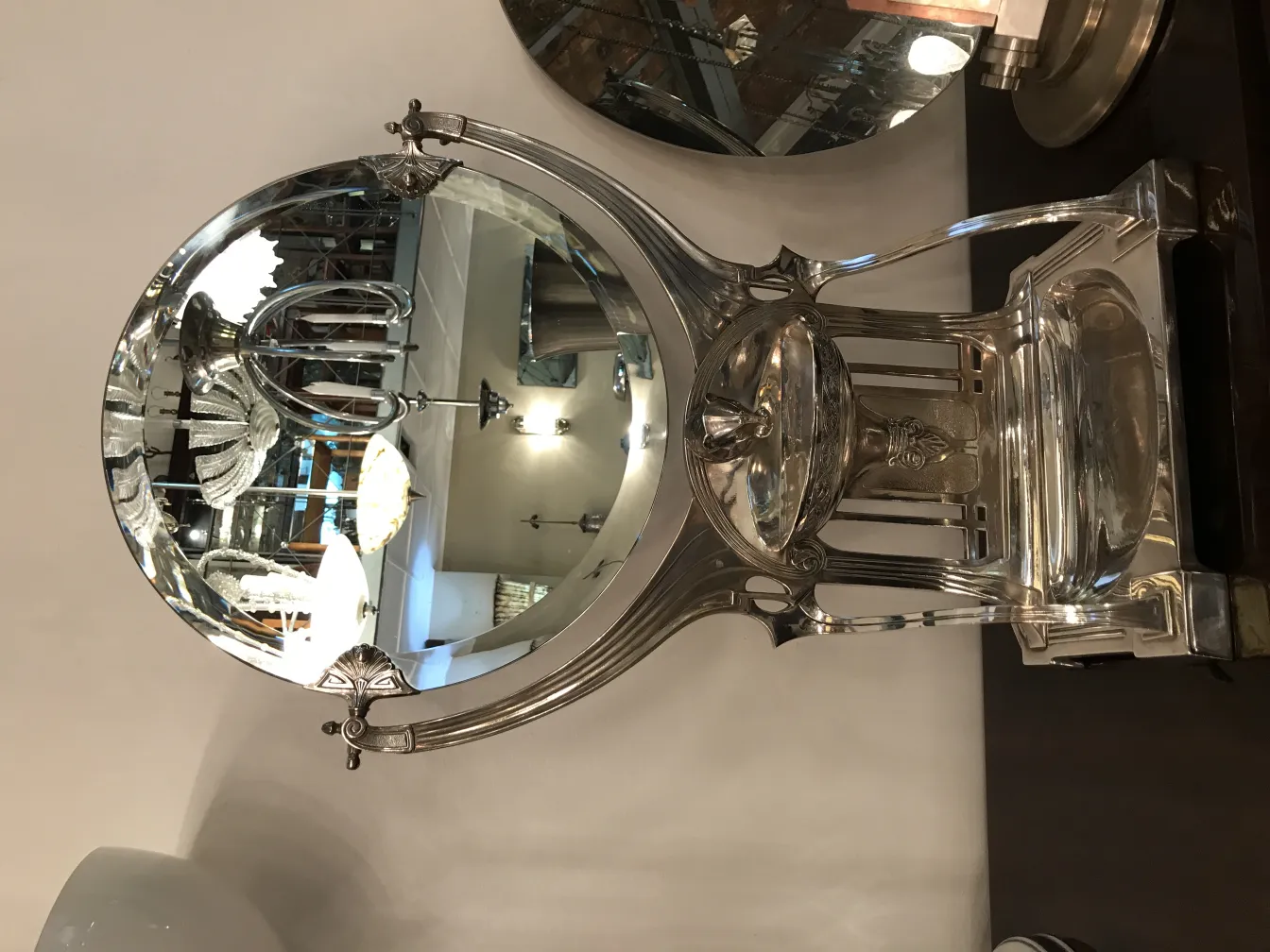 고전거울, 장식적인 베이스와 원형 디자인