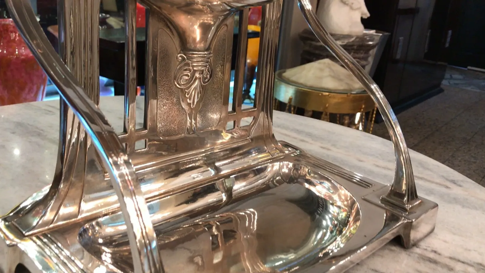 specchio antico con incisioni e design Art Nouveau