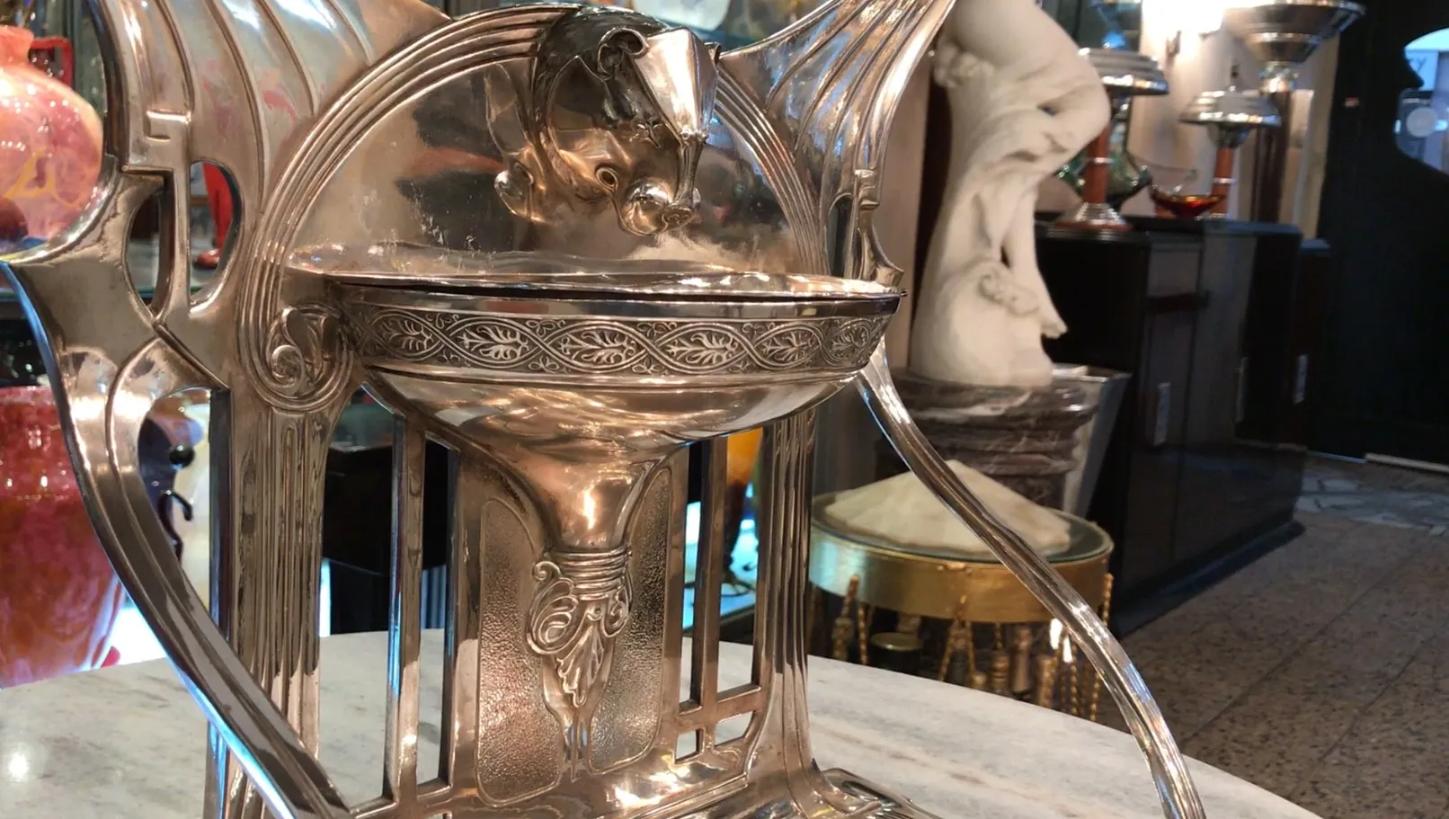 miroir ancien avec design art nouveau et détails décoratifs