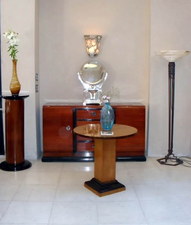 miroir antique dans un cadre élégant avec décoration