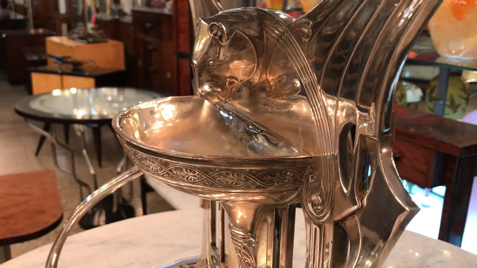 specchio antico con incisioni decorative e figura di leone