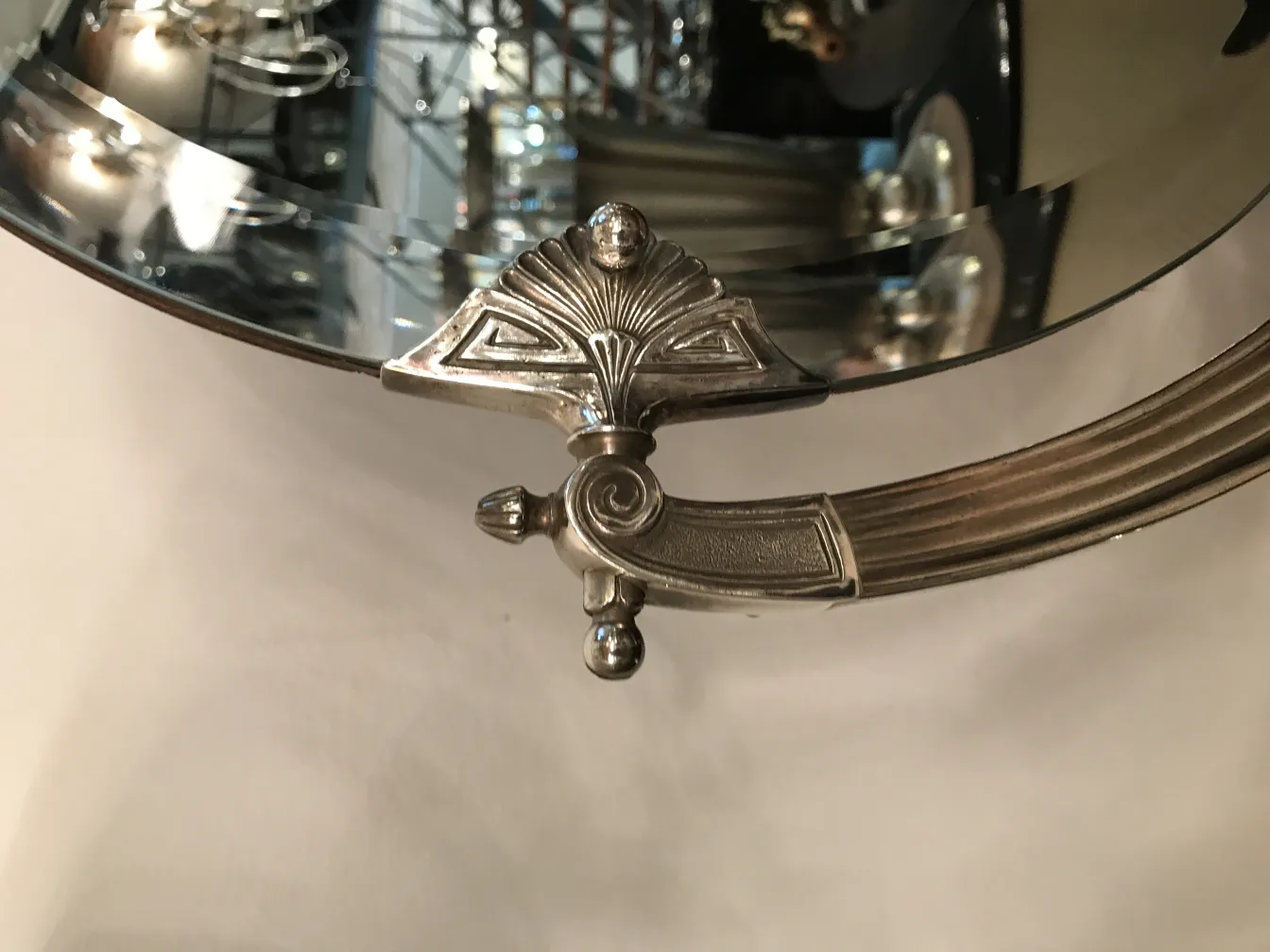 miroir ancien avec un design de support art nouveau