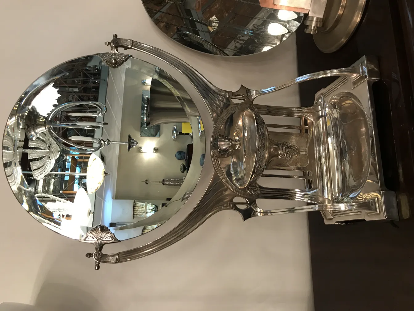 specchio antico con base decorativa in stile Art Nouveau.