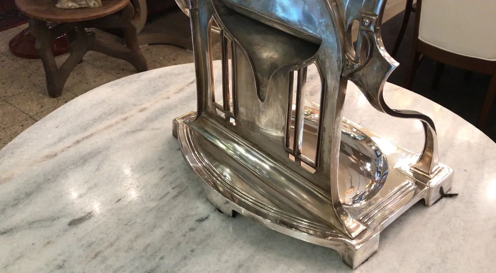 Miroir ancien Art Nouveau avec base décorative dans l'environnement