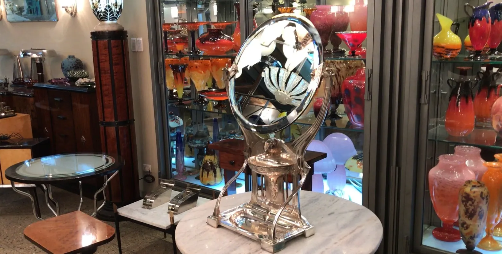 miroir ancien décoratif avec motif art nouveau