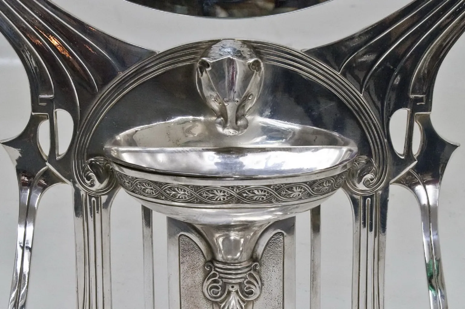 espejo antiguo con detalles decorativos elegantes y forma estilizada en un ambiente clásico