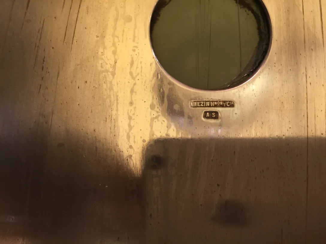 miroir ancien avec cadre brillant et détails décoratifs