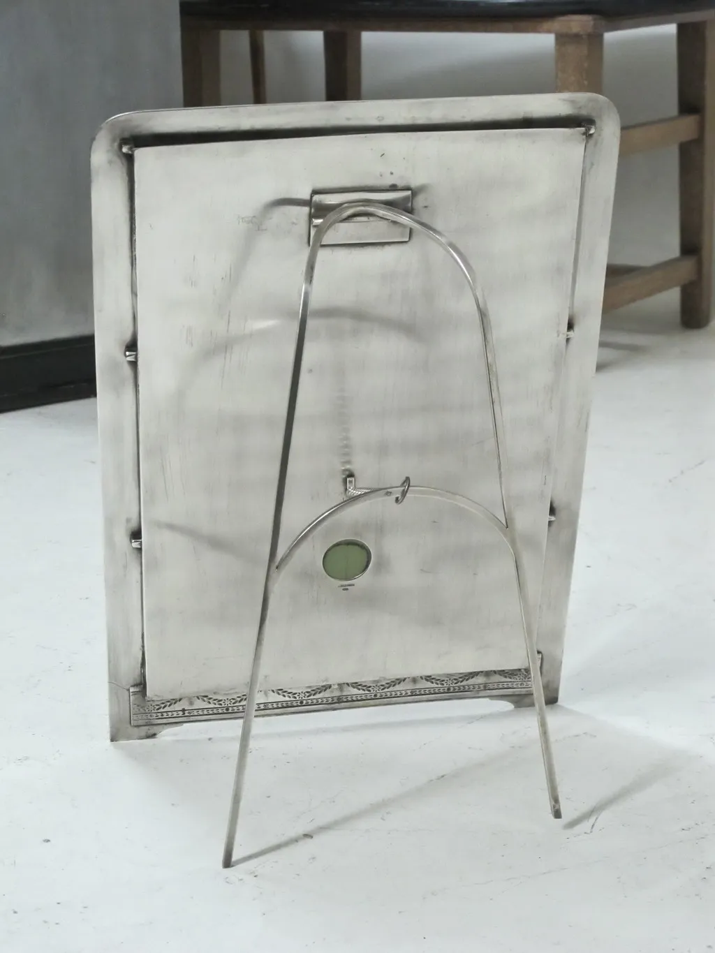 espejo antiguo con soporte de pie, detalles decorativos.