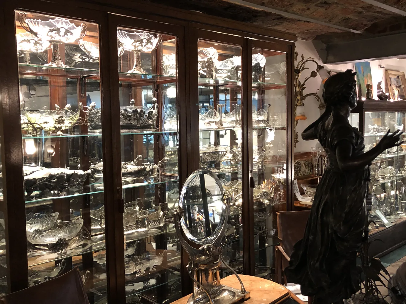 Espejo antiguo de Art Nouveau en una vitrina con decoración elegante.