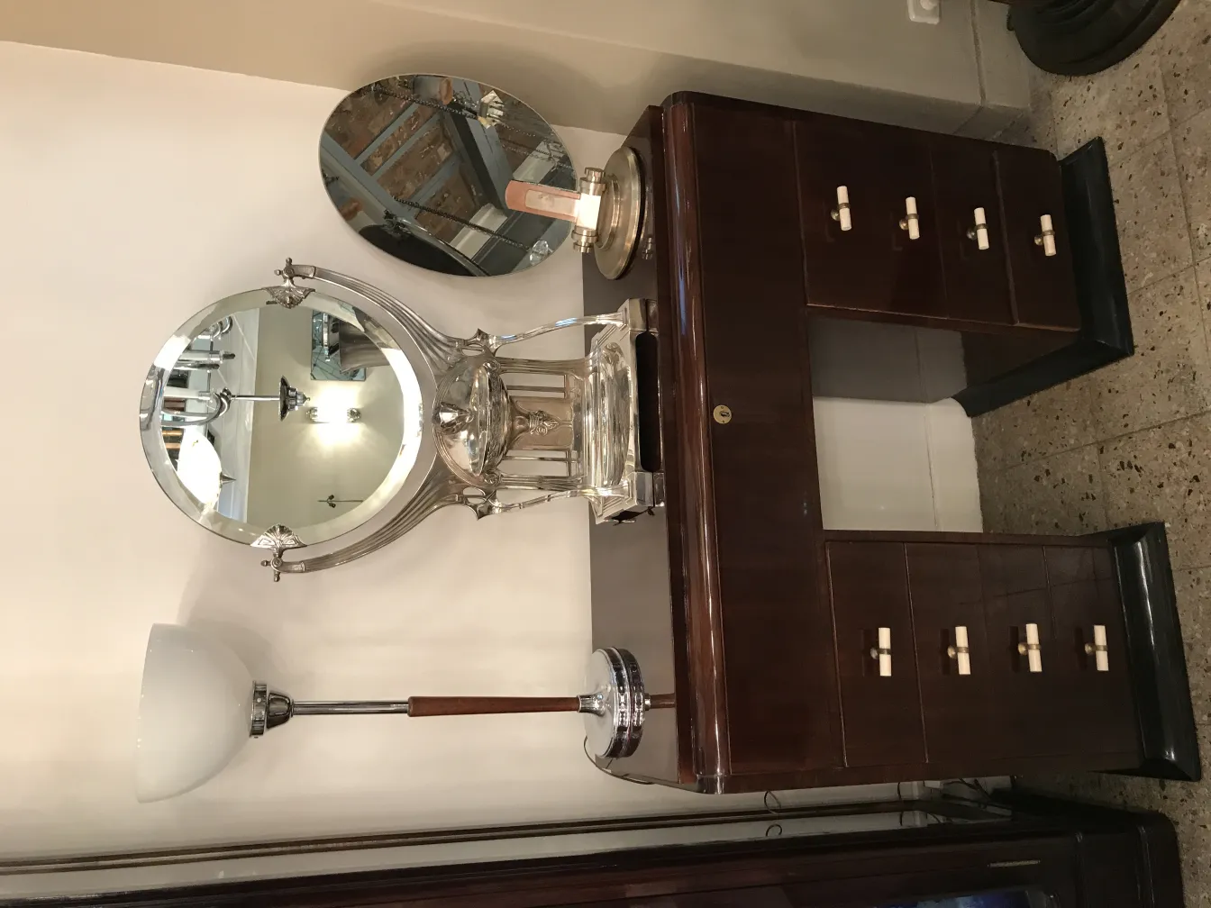 पुराना-आईना-आर्ट-नवो-शैली-एक-दिस्तर-साथ, रोशनी के-चारों-ओर