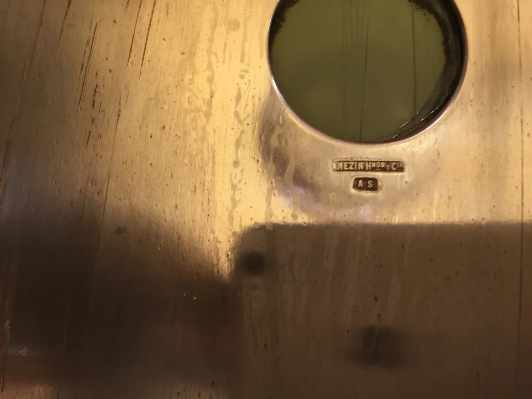 круглое старинное зеркало в стиле Арт Нуво с видимыми пятнами