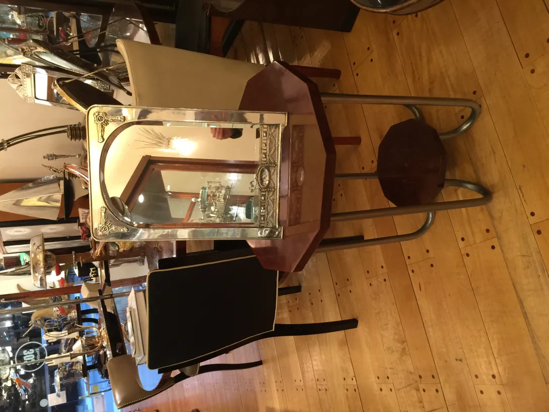 مرآة طاولة قديمة، تعكس البيئة المحيطة