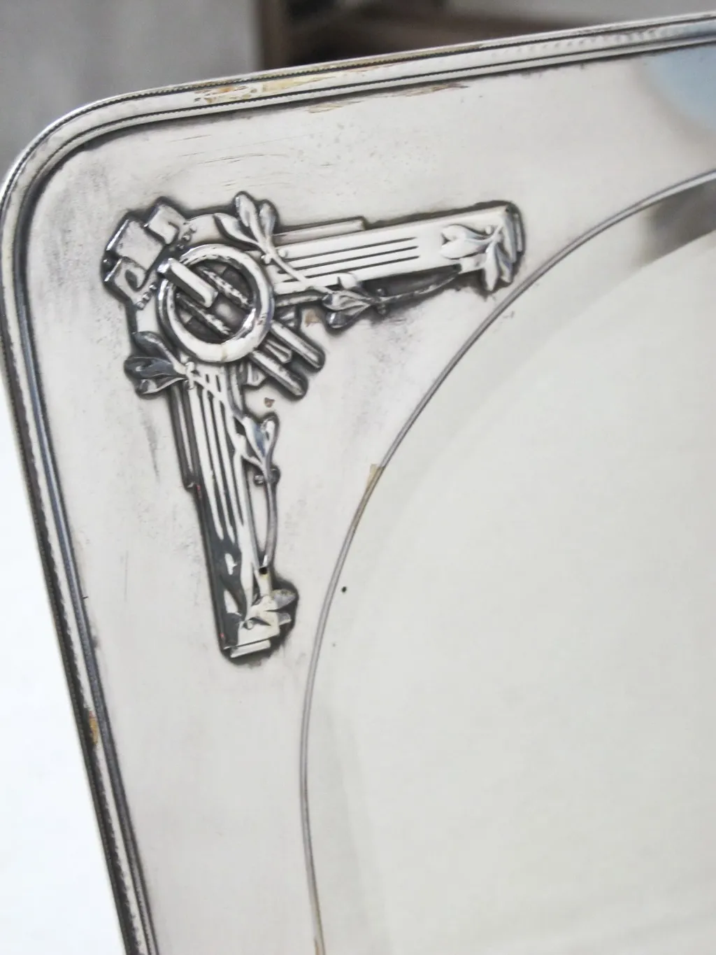 Espelho antigo com elementos decorativos Art Nouveau