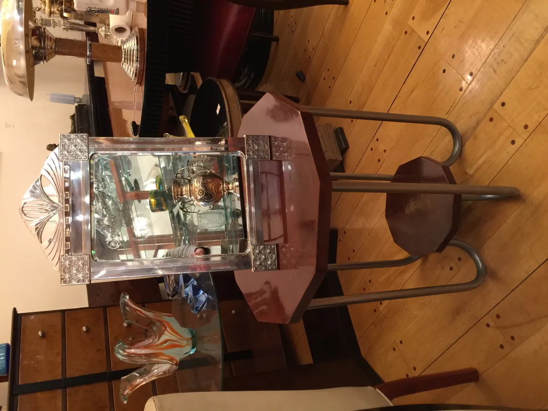 espejo antiguo en un entorno acogedor con detalles decorativos